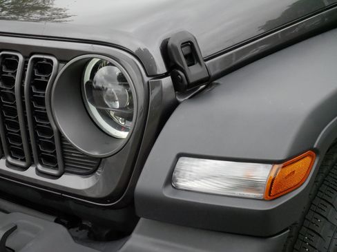 Used 2025 Jeep Wrangler Unlimited Sport AWD/4WD image 16