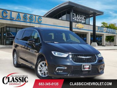 Used 2025 Chrysler Pacifica Select