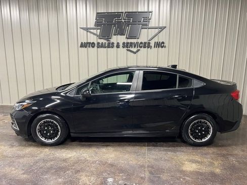 Used 2019 Chevrolet Cruze LT image 3