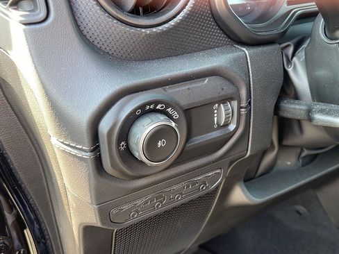 Used 2025 Jeep Wrangler Rubicon AWD/4WD image 19