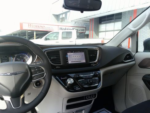 Used 2024 Chrysler Voyager LX image 21