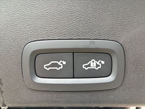 Certified 2023 Volvo XC40 B5 Plus w/ Protection Package Premier image 38