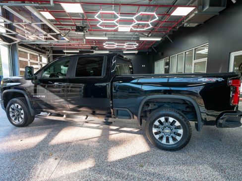 Used 2021 Chevrolet Silverado 2500 Custom w/ Custom Value Package image 2
