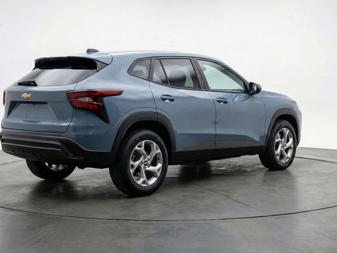 Used 2025 Chevrolet Trax LT w/ LT Convenience Package FWD image 9