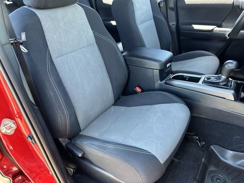 Used 2020 Toyota Tacoma TRD Off-Road w/ Advanced Technology Package AWD/4WD image 27