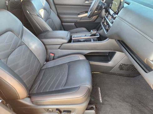 Used 2025 Nissan Pathfinder Platinum w/ Cargo Package image 18