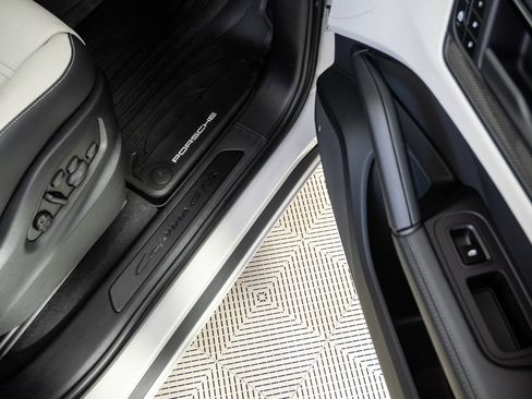 Certified 2025 Porsche Cayenne GTS AWD/4WD image 27
