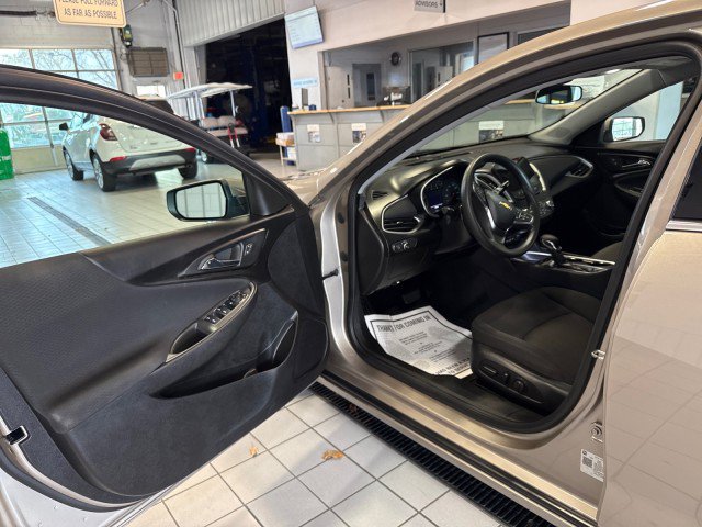 Used 2025 Chevrolet Malibu LT FWD image 13