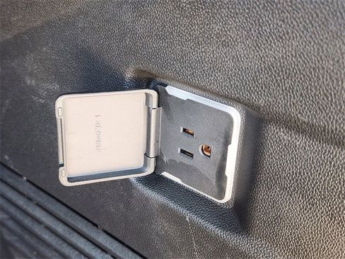 Used 2023 GMC Yukon SLT image 40