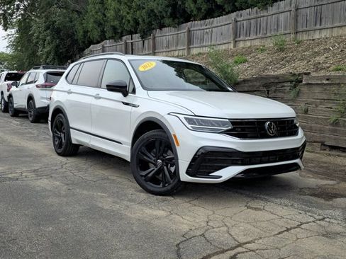 Used 2023 Volkswagen Tiguan SE R-Line AWD/4WD image 2