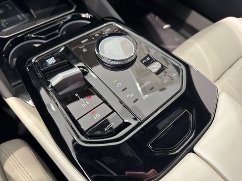 New 2026 BMW 550e xDrive image 32