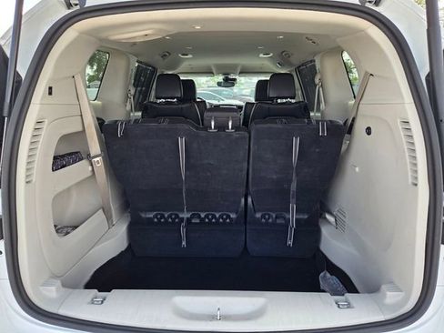 Used 2023 Chrysler Pacifica Touring-L image 10