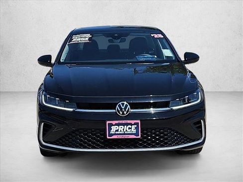 Used 2025 Volkswagen Jetta SE FWD image 2