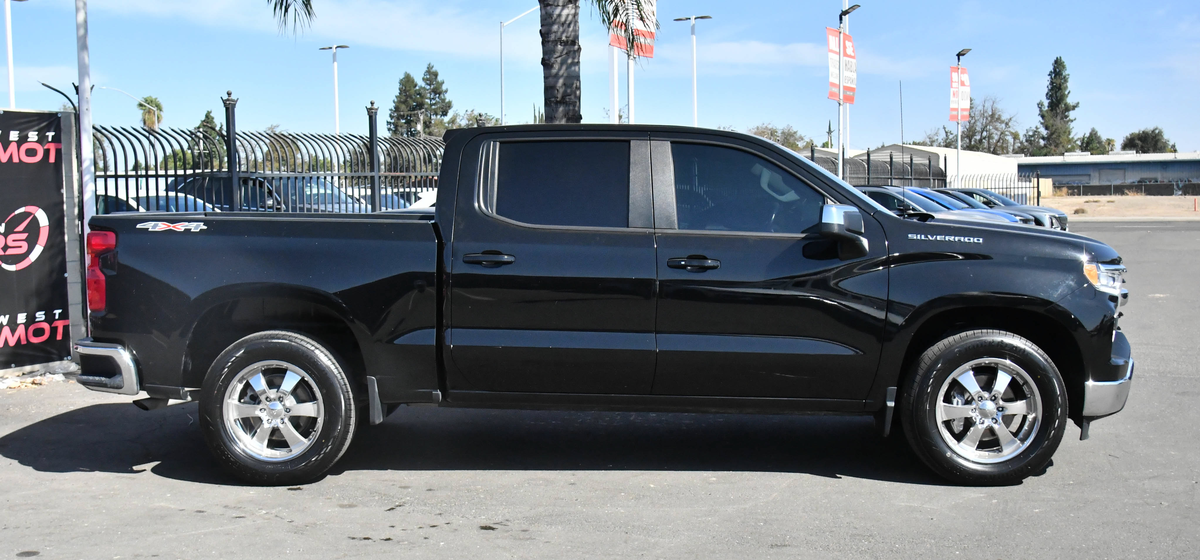 Used 2022 Chevrolet Silverado 1500 LT AWD/4WD image 9