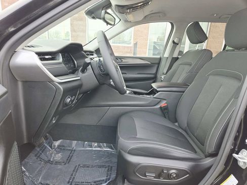 Used 2023 Jeep Grand Cherokee Laredo w/ Luxury Tech Group I image 11