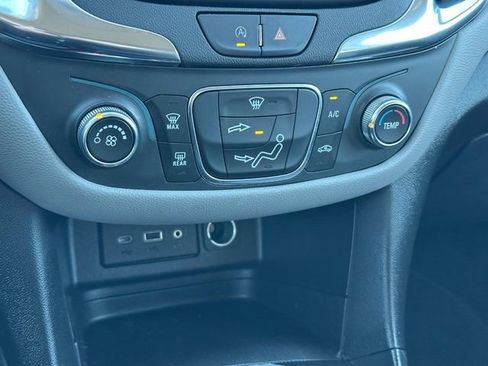 Used 2022 Chevrolet Equinox LS w/ LS Convenience Package image 18