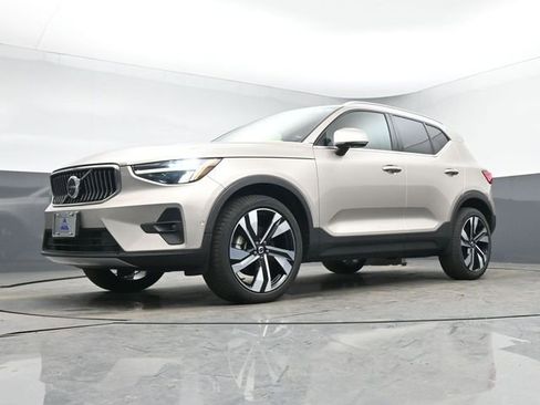 Used 2023 Volvo XC40 B5 Plus w/ Driver Assist Package image 12
