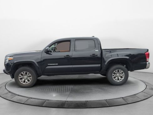 Used 2017 Toyota Tacoma SR5 w/ Tow Package image 4