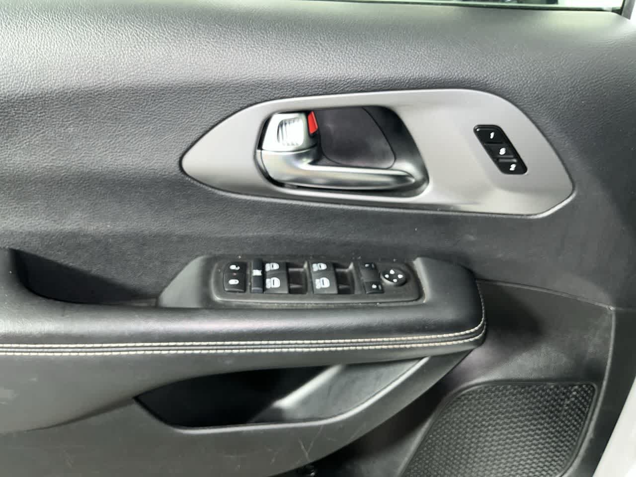 Used 2025 Chrysler Pacifica Select FWD image 13