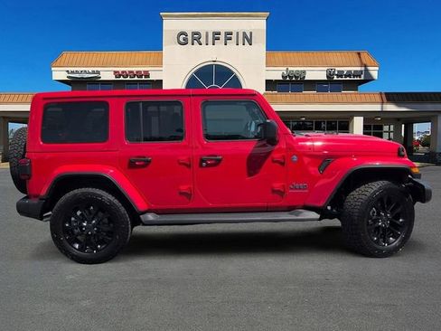 Used 2025 Jeep Wrangler Unlimited Sahara image 3