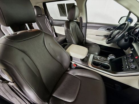 Used 2024 Kia Carnival LX image 36