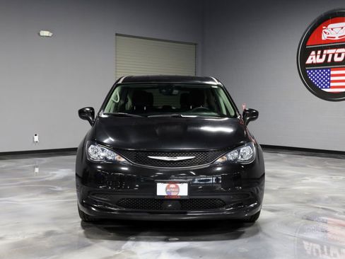 Used 2023 Chrysler Voyager LX FWD image 2