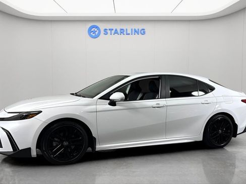 Used 2025 Toyota Camry SE w/ Convenience Package image 3