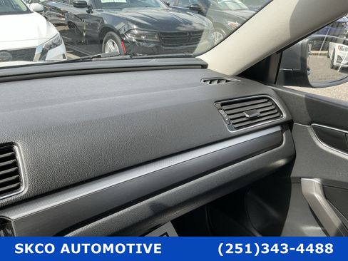 Used 2018 Volkswagen Passat 2.0T R-Line FWD image 24
