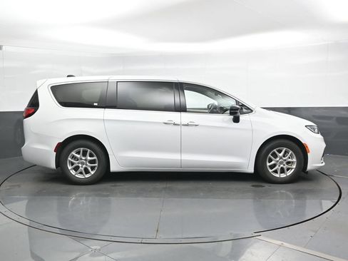 Used 2024 Chrysler Pacifica Touring-L FWD image 4