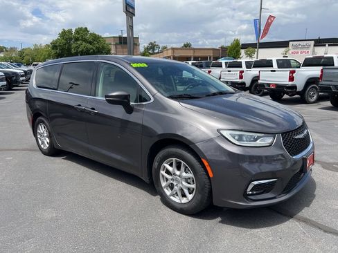 Used 2023 Chrysler Pacifica Touring-L FWD image 6