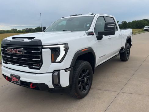 Used 2024 GMC Sierra 2500 AT4 w/ AT4 Premium Plus Package AWD/4WD image 3