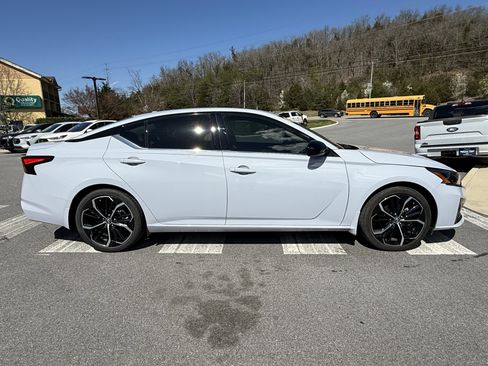 Used 2024 Nissan Altima 2.5 SR w/ SR Premium Package image 4