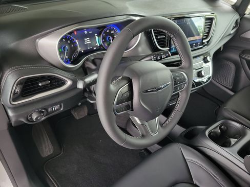 New 2026 Chrysler Pacifica Select image 16