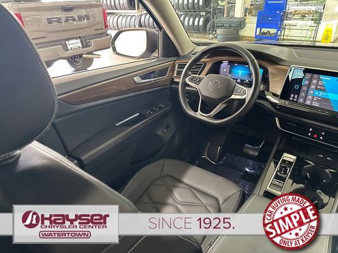 Used 2025 Volkswagen Atlas SE AWD/4WD image 14