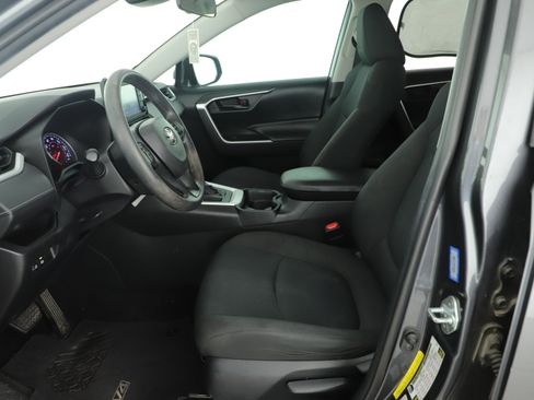 Used 2019 Toyota RAV4 LE FWD image 13