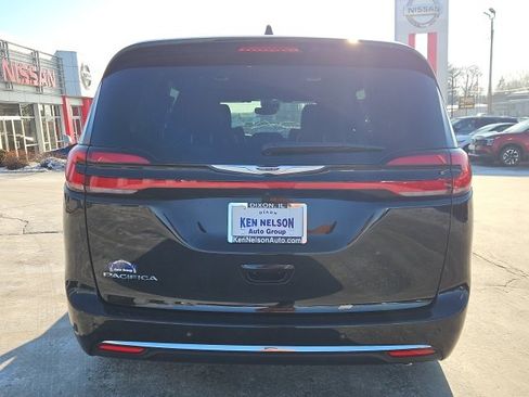 New 2026 Chrysler Pacifica Select image 8