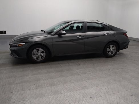 Used 2025 Hyundai Elantra SE FWD image 2