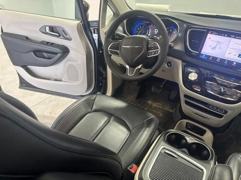 Used 2023 Chrysler Pacifica Touring-L FWD image 23