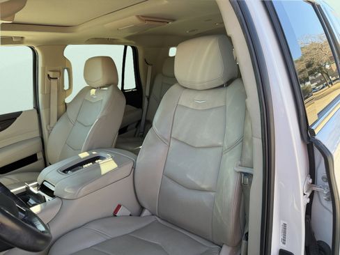 Used 2020 Cadillac Escalade Premium Luxury image 18