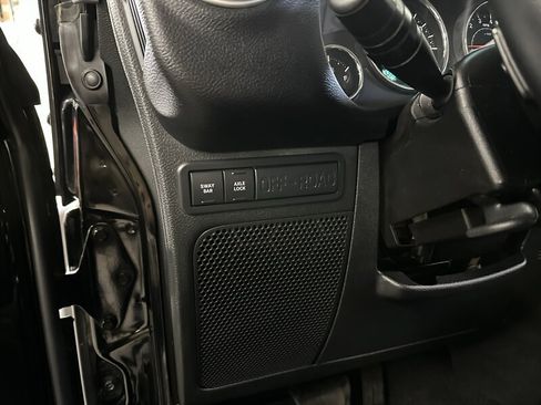 Used 2015 Jeep Wrangler Unlimited Rubicon w/ Connectivity Group AWD/4WD image 25