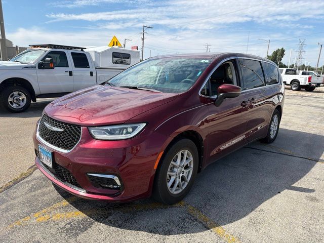 Used 2023 Chrysler Pacifica Touring-L FWD image 2