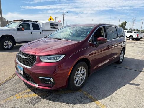 Used 2023 Chrysler Pacifica Touring-L FWD image 2