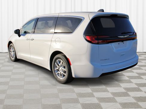 New 2026 Chrysler Pacifica Select image 32