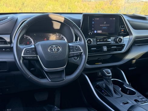 Used 2023 Toyota Highlander XLE image 32