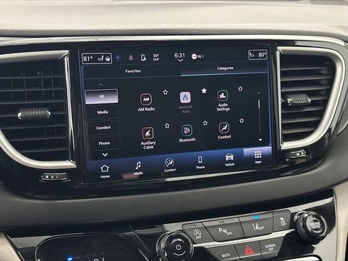 Used 2024 Chrysler Pacifica Touring-L image 28