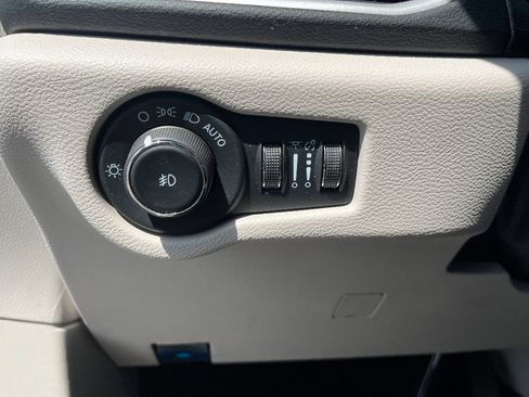 Used 2024 Chrysler Pacifica Touring-L image 37