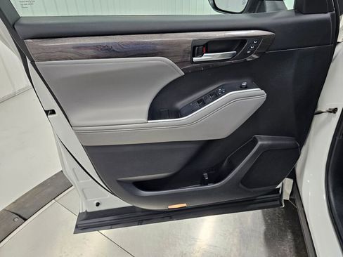 Used 2021 Toyota Highlander Limited image 30