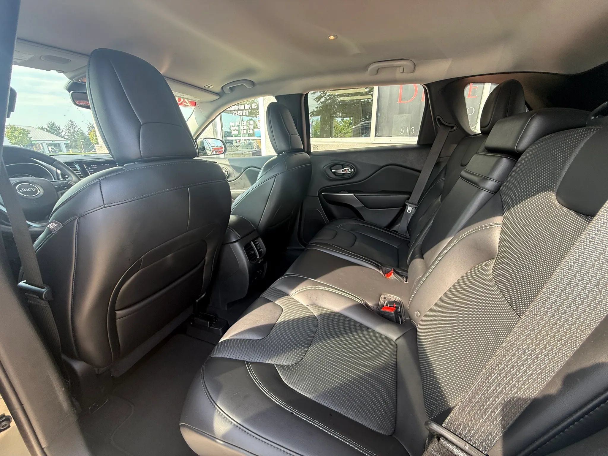 Used 2019 Jeep Cherokee Limited AWD/4WD image 11