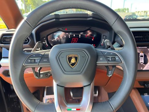 Used 2025 Lamborghini Urus SE AWD/4WD image 18