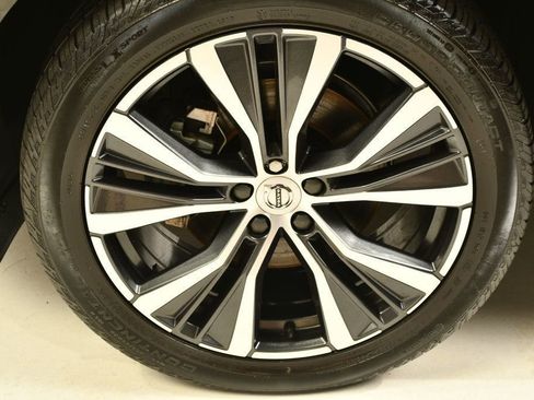 Used 2022 Volvo XC60 B5 Momentum w/ Protection Package Premier image 17